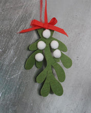 Load image into Gallery viewer, Felt Mistletoe Bunting
