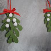 Load image into Gallery viewer, Felt Mistletoe Bunting
